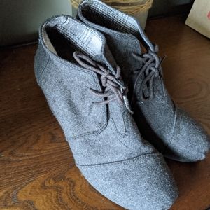 Stunning TOMS 'Desert' Bootie (Women) in
GRAY SUEDE - 8.5 gently used